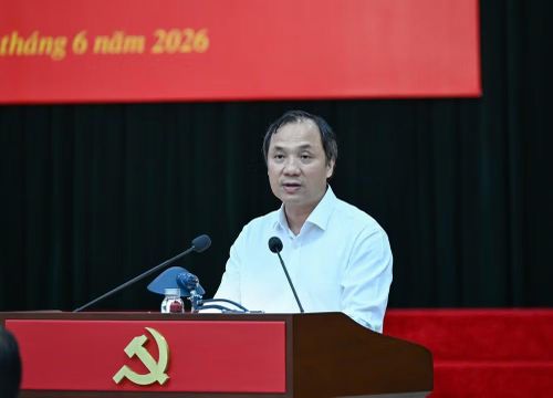 Đồng chí Hoàng Trung Dũng điều hành hội nghị. (Ảnh: DUY LINH)