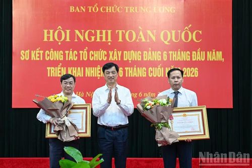 Đồng chí Nguyễn Duy Ngọc trao Huân chương Lao động hạng Ba tặng các tập thể có thành tích xuất sắc. (Ảnh: DUY LINH)