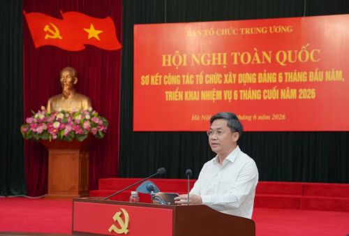 Đồng chí Hà Minh Hải trình bày Báo cáo sơ kết tại hội nghị. (Ảnh: HẢI ĐĂNG)