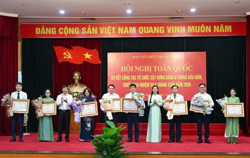 Các cá nhân được trao tặng Bằng khen của Thủ tướng Chính phủ. (Ảnh: DUY LINH)