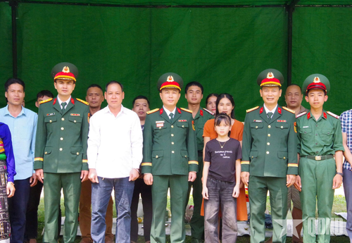  Cán bộ các đơn vị thuộc Trung đoàn 3, Sư đoàn 324 (Quân khu 4) cùng người thân chiến sĩ đến dự Lễ tuyên thệ chiến sĩ mới năm 2026. Ảnh: GIANG ĐÌNH 