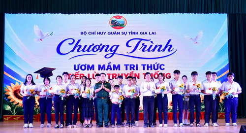 Bộ CHQS tỉnh Gia Lai tuyên dương, khen thưởng các em học sinh giỏi. 