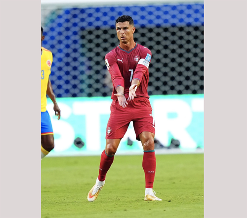 ... nhưng nó đã bị Ronaldo bỏ đi sau hiệp 1 trận Bồ Đào Nha gặp Colombia. Ảnh: AP 