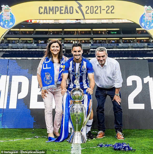  Eustaquio và cha mẹ khi còn khoác áo CLB Porto. Ảnh: Tài khoản Instagram của Stephen Eustaquio
