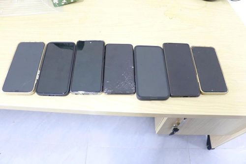 Các đối tượng tại cơ quan Công an và tang vật vụ án.