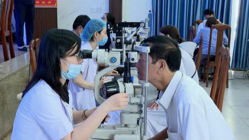 Người dân phường Hòa Khánh được khám, tư vấn, phát thuốc mắt miễn phí.