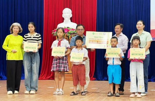 Chương trình còn trao 6 suất học bổng cho học sinh khó khăn tại Nông Sơn.