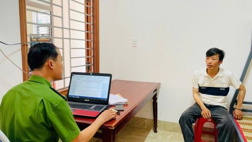 Cơ quan Công an ghi lời khai của đối tượng Sơn.