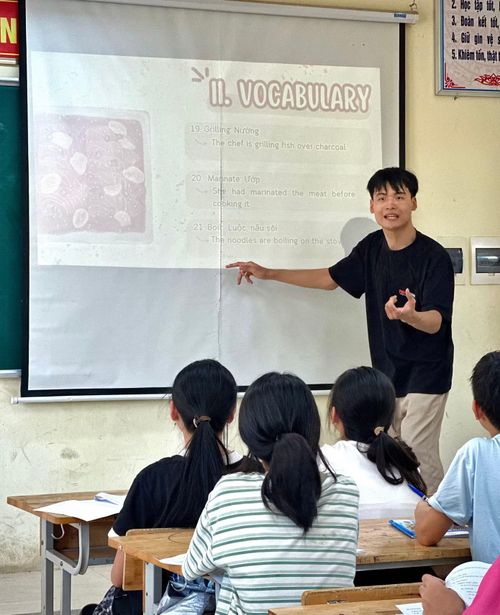 Một buổi học của dự án "ENTA - Em Nói Tiếng Anh" do Thịnh đứng lớp. (Ảnh: NVCC)