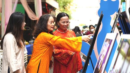 Thưởng lãm các tác phẩm nhiếp ảnh “Sài Gòn Áo Dài” trong Ngày hội Văn hóa áo dài lần thứ II diễn ra tại Đường sách TPHCM cuối tháng 6-2026
