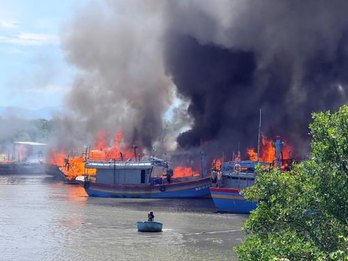  Ngư dân bất lực nhìn tàu cá bị cháy. Ảnh: HOÀNG LỢI 