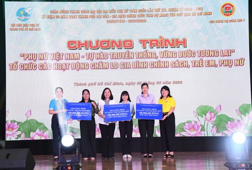  Trao kinh phí xây dựng 3 căn nhà cho phụ nữ hộ nghèo, cận nghèo 