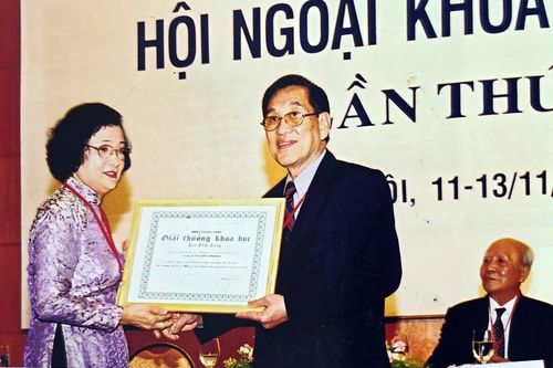  PGS-TS-BS Trần Thị Trung Chiến nguyên Bộ trưởng Bộ Y tế trao giải thưởng Tôn Thất Tùng tặng GS-TS-BS Nguyễn Đình Hối vào năm 2004. Ảnh tư liệu. 