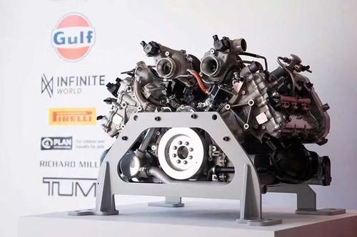 Chiếc coupe này có thể tăng tốc từ 0-100km/h chỉ trong ba giây, trước khi đạt tốc độ tối đa 330km/h. Hơn nữa, Artura có thể di chuyển 33km chỉ bằng năng lượng điện. Giám đốc điều hành của McLaren, Nick Collins, cho biết: “Xe đua và xe đường phố luôn được định hình bởi cùng một tư duy tại McLaren, và McLaren Artura 1000GP do MSO sản xuất là sự tôn vinh nền tảng chung đó.”