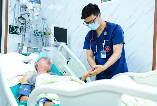 BSCKII Nguyễn Tiến Dũng, Phó Giám đốc Trung tâm Đột quỵ thăm khám cho người bệnh điều trị tại Trung tâm - Ảnh BVCC
