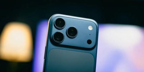 Ở mảng nhiếp ảnh, nhiều nguồn tin tiết lộ iPhone 18 Pro sẽ sở hữu một trong những bản nâng cấp camera lớn nhất từ trước đến nay với camera chính có khẩu độ thay đổi linh hoạt, camera tele được mở rộng khẩu độ để cải thiện khả năng chụp thiếu sáng, đồng thời cụm camera được thiết kế lớn hơn khiến thân máy dày thêm nhằm đáp ứng yêu cầu của hệ thống quang học mới.