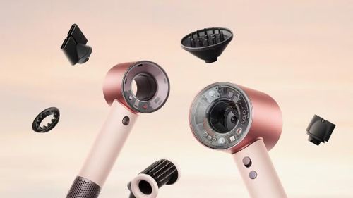Dyson là một trong những thương hiệu tiên phong cho làn sóng này với dòng Supersonic Travel, sản phẩm sở hữu thiết kế nhỏ gọn nhưng vẫn giữ lại các công nghệ cốt lõi như động cơ tốc độ cao và cảm biến nhiệt theo dõi nhiệt độ luồng khí liên tục nhằm ngăn ngừa tình trạng tóc bị tổn thương do nhiệt quá mức trong quá trình sấy.
