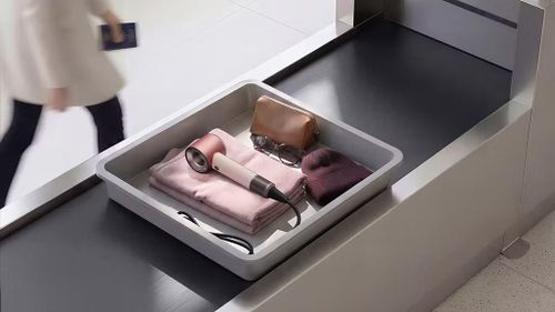 Xu hướng mới cho thấy người tiêu dùng ngày càng quan tâm đến khả năng giảm hư tổn, hạn chế tóc khô xơ và duy trì độ bóng mượt sau thời gian dài sử dụng, khiến các nhà sản xuất liên tục đầu tư vào những công nghệ như cảm biến nhiệt thông minh, động cơ tốc độ cao, ion âm và hệ thống kiểm soát luồng khí chính xác.