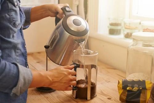 Để giảm thất thoát nhiệt, người dùng nên luôn đậy kín nắp ấm trong quá trình đun, đồng thời tránh đặt thiết bị ở nơi có luồng gió mạnh từ quạt hoặc điều hòa vì điều này khiến nhiệt lượng bị phân tán, làm thời gian đun kéo dài và lượng điện tiêu thụ tăng lên mà nhiều người thường không để ý.