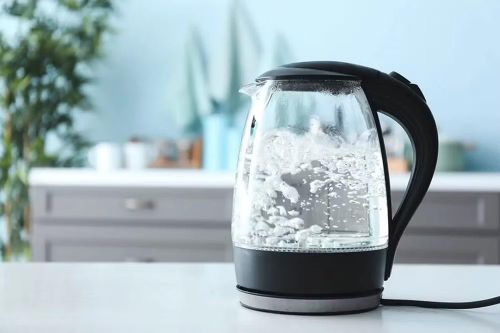 Ngoài việc chọn đúng sản phẩm, người dùng cũng nên phân biệt giữa ấm siêu tốc và bình đun nước nóng giữ nhiệt để lựa chọn phù hợp với nhu cầu sinh hoạt, bởi nếu thường xuyên cần nước nóng nhiều lần trong ngày thì bình giữ nhiệt sẽ tiện lợi hơn, còn ấm siêu tốc phù hợp với nhu cầu đun nước nhanh trong thời gian ngắn.
