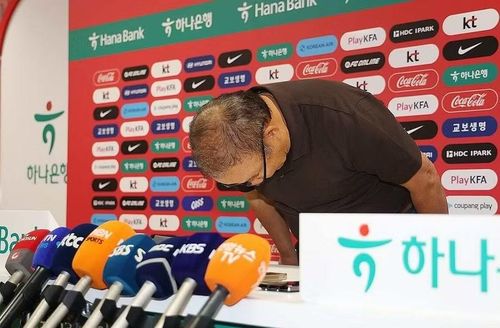 Ông Park Hang-seo, Phó Chủ tịch Liên đoàn Bóng đá Hàn Quốc và Trưởng đoàn Hàn Quốc tại World Cup 2026, cúi đầu xin lỗi vì thất bại của tuyển Hàn Quốc.