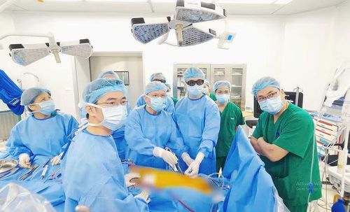 Các Giáo sư, bác sĩ Bệnh viện Đại học Y Dược (ĐHQGHN)-Cơ sở Linh Đàm tiến hành phẫu thuật.