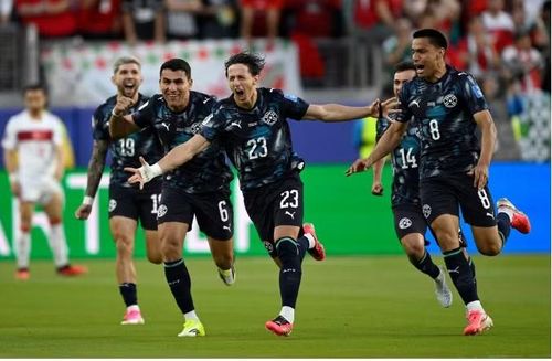Trong khi đó, đội tuyển Paraguay vào vòng 32 đội với tư cách một trong những đội hạng ba có thành tích tốt nhất.