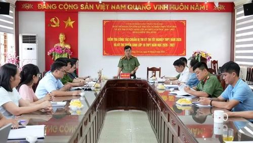 Đoàn của Ban Chỉ đạo thi cấp tỉnh Cao Bằng kiểm tra tại Hội đồng coi thi Trường THPT Thành phố Cao Bằng. Ảnh: Mai Hiên