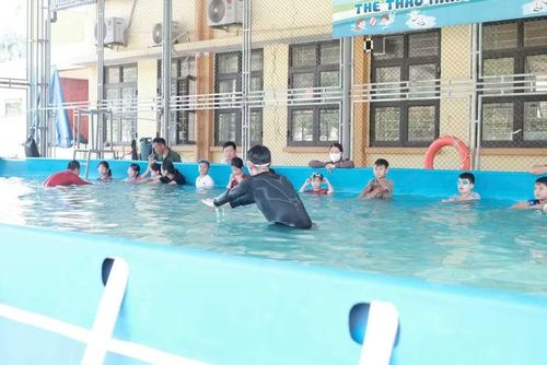 Lớp học bơi miễn phí tại Quảng Ninh.