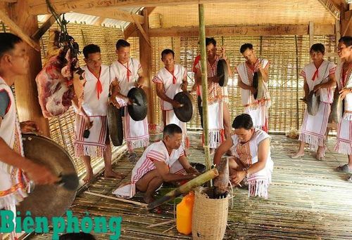 Già làng tiến hành lễ hạ Giàng trong nhà rông. Ảnh: Quang Vinh