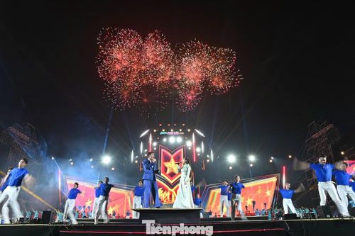 Cao trào của tiết mục là phần pháo hoa.