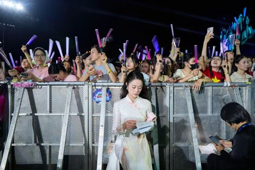 Phí Linh cho rằng 20.000 khán giả đến với concert Thanh xuân mang đến nguồn năng lượng tươi mới và cô chỉ cần hòa mình vào dòng chảy đó.