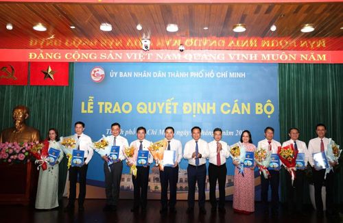 Chủ tịch UBND TPHCM Nguyễn Văn Được trao quyết định điều động, tiếp nhận và bổ nhiệm lãnh đạo các sở ngành ngày 29/6.