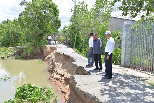 Lãnh đạo Sở NN&amp;MT Đồng Tháp kiểm tra sạt lở tại xã Thanh Hưng.