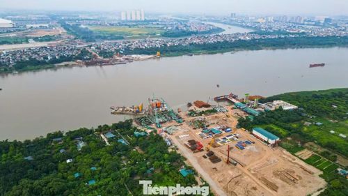 Hà Nội vừa công bố Quy hoạch tổng thể Thủ đô Hà Nội tầm nhìn 100 năm. Trong ảnh: dự án cầu Tứ Liên bắc qua sông Hồng đang khẩn trương thi công. Ảnh: Trọng Tài.