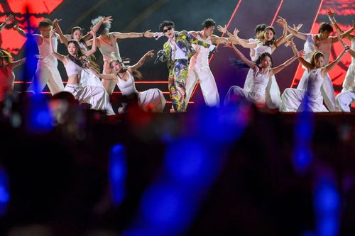  Sau màn chào sân "không có gì ngoài tiếng cổ vũ nhiệt tình", Quang Hùng MasterD đưa khán giả vào không khí sôi động với Catch Me If You Can. Nam ca sĩ liên tục di chuyển, kết hợp vũ đạo cùng dàn vũ công, trong khi phía dưới, hàng chục nghìn cánh tay liên tục vẫy theo nhịp nhạc. Biển điện thoại sáng rực và tiếng hát của khán giả phủ kín toàn bộ khu vực fanzone. 