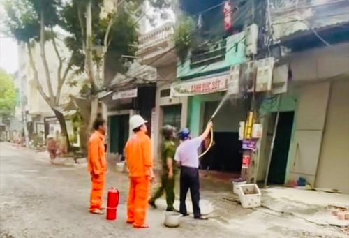 Lực lượng chức năng hỗ trợ người dân dập lửa