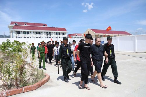Công an di lý các đối tượng về trụ sở để phục vụ điều tra. Ảnh: CACC