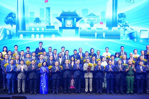 Lãnh đạo Trung ương và Hà Nội tặng hoa các doanh nghiệp, nhà đầu tư, đối tác tiêu biểu trong nước và quốc tế. Ảnh: Duy Phạm