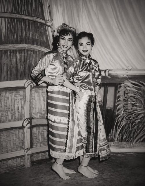Hoài Dung và Hoài Mỹ trên sân khấu.