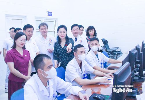 Đoàn công tác khảo sát cơ chế vận hành của Bệnh viện. Ảnh: Mai Hoa