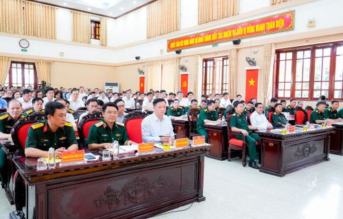 Lãnh đạo Quân khu 4, tỉnh Nghệ An và các đại biểu tham dự hội nghị. Ảnh: Phạm Bằng