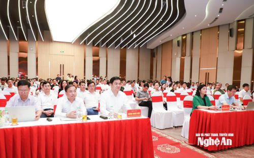 Các đồng chí: Hoàng Nghĩa Hiếu - Phó Bí thư Thường trực Tỉnh ủy, Chủ tịch HĐND tỉnh; Nguyễn Thị Hồng Hoa - Ủy viên Ban Thường vụ Tỉnh ủy, Chủ nhiệm UBKT Tỉnh ủy dự hội nghị tại điểm cầu tỉnh Nghệ An. Ảnh: Thành Duy