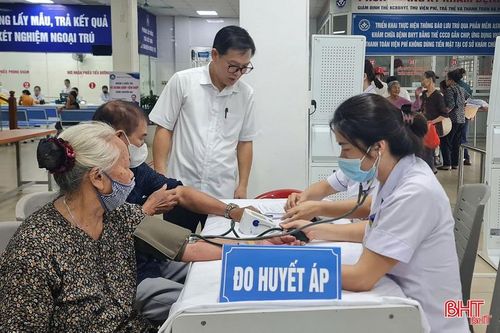 Người dân được các y, bác sỹ đo huyết áp trước khi tiến hành khám bệnh.