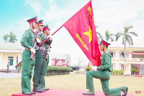 Các chiến sĩ mới (nhập ngũ năm 2026) tuyên thệ dưới Quân kỳ Quyết thắng.