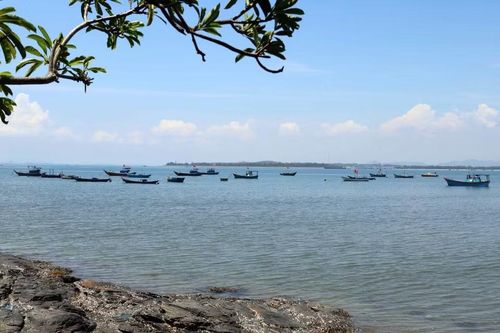 Những chiếc thuyền nhỏ khai thác thủy sản ven bờ của người dân xã đảo Tam Hải. (Ảnh: Đỗ Trưởng/TTXVN)