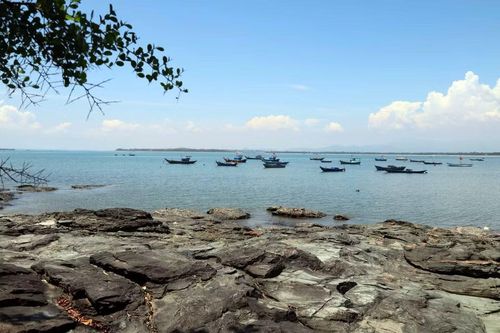 Xã đảo Tam Hải có những bãi đá là nơi trú ngụ, sinh sản của nhiều loài thủy sản. (Ảnh: Đỗ Trưởng/TTXVN)