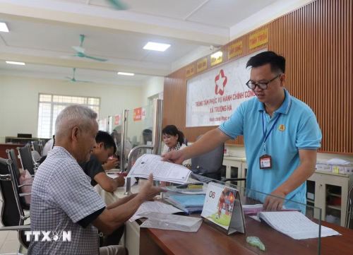 Người dân đến làm thủ tục hành chính tại xã biên giới Trường Hà. (Ảnh: Chu Hiệu/TTXVN)