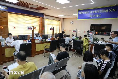 Người dân đến làm thủ tục hành chính tại Trung tâm phục vụ hành chính công phường Bạch Mai (Hà Nội). (Ảnh: Quốc Lũy/TTXVN)