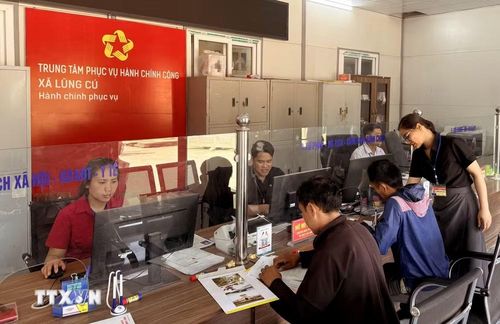 Giải quyết thủ tục hành chính trực tuyến cho người dân xã biên giới Lũng Cú (Tuyên Quang). (Ảnh: Đức Thọ/TTXVN)